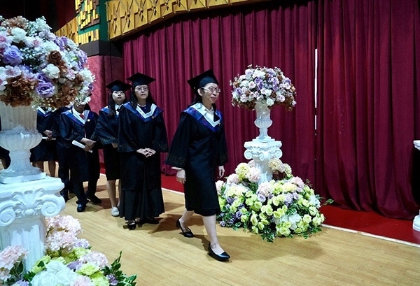 菲律賓岐黃中醫(yī)學院首屆12名畢業(yè)生順利獲得中醫(yī)相關執(zhí)業(yè)資格。人民網(wǎng)記者 樊帆攝