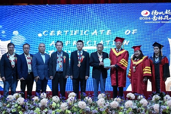 菲律賓首家中醫(yī)學院——岐黃中醫(yī)學院在馬尼拉舉行首屆畢業(yè)典禮。人民網(wǎng)記者 樊帆攝