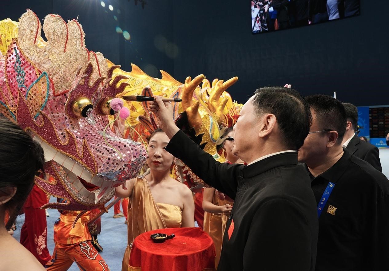 出席開賽儀式的領(lǐng)導(dǎo)及嘉賓共同為參賽龍獅隊點睛。（受訪者供圖）