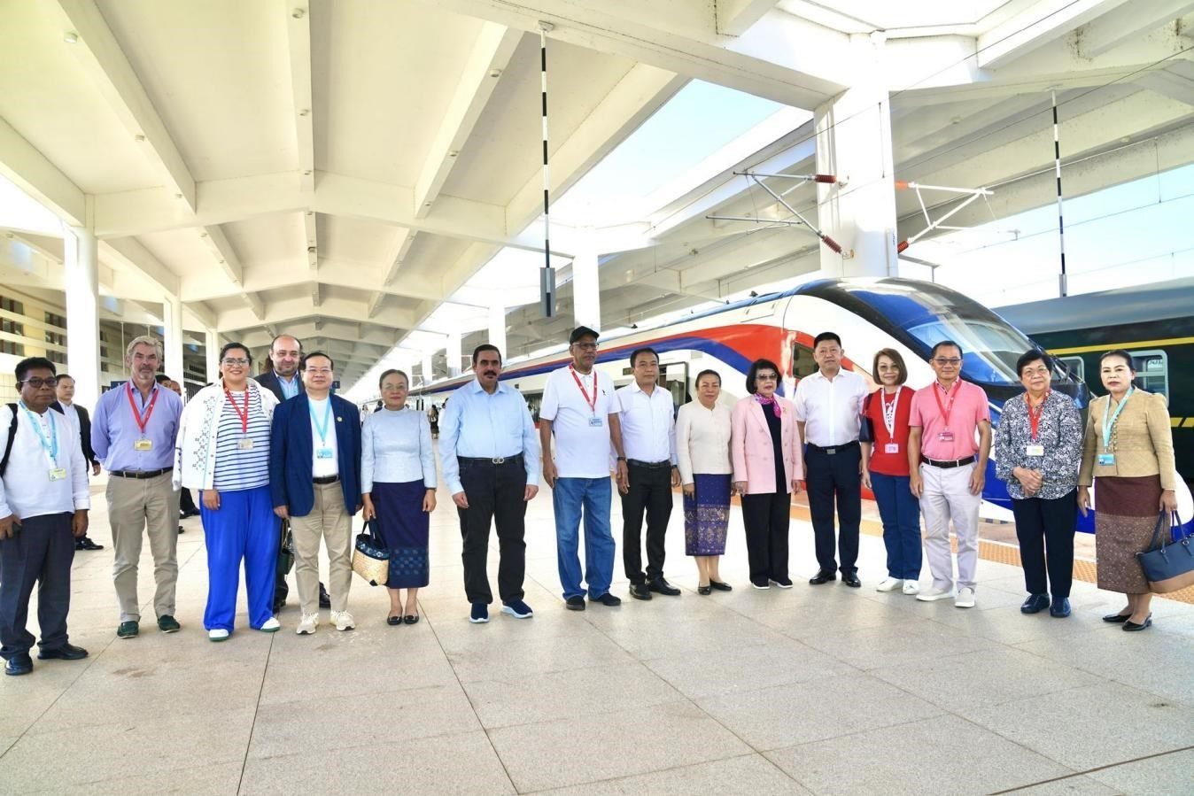東盟議會聯(lián)盟大會代表團(tuán)與中老鐵路“瀾滄號”動車合影留念。老中鐵路有限公司供圖