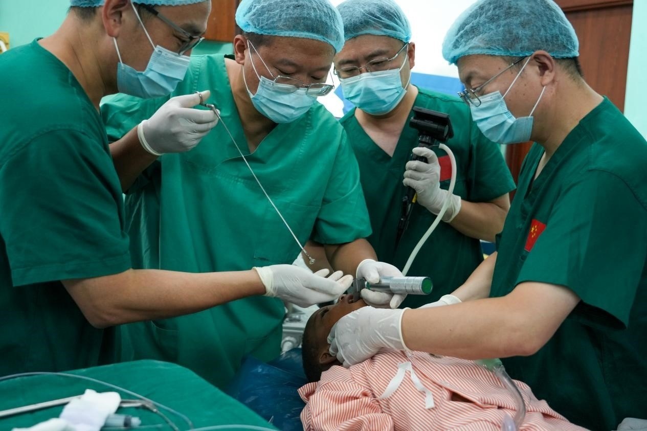 引起患兒窒息的異物被成功取出。中國援桑醫(yī)療隊供圖