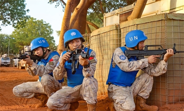 匯報(bào)一線偵察情況。王軍杰攝