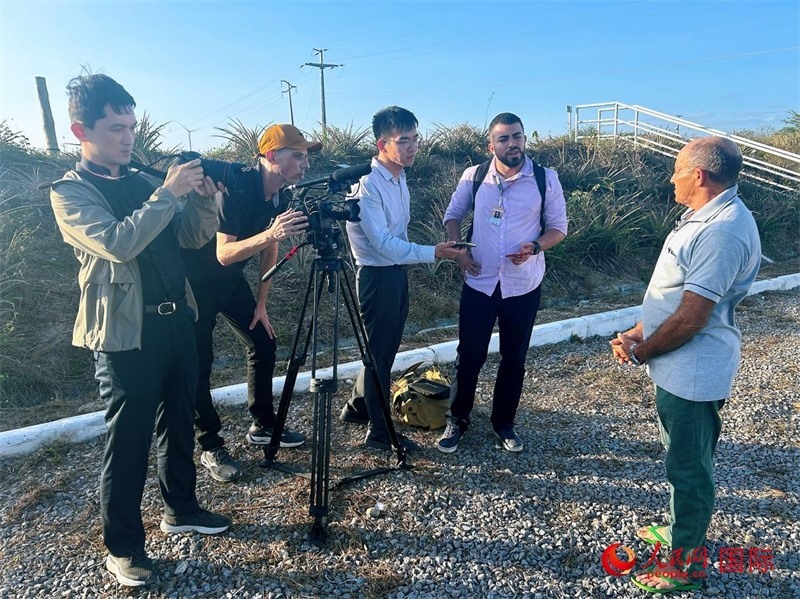 聯(lián)合采訪團正在采訪因苦咸水淡化項目受益的當?shù)孛癖?。人民網(wǎng)記者 陳一鳴攝