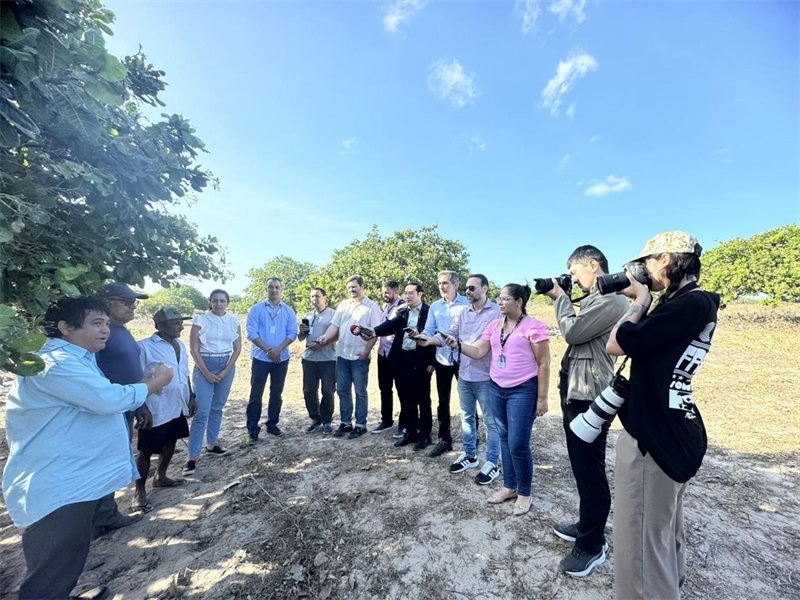 聯(lián)合采訪團正在采訪中國企業(yè)在若昂卡馬拉市的扶貧開放項目 。孫佳攝