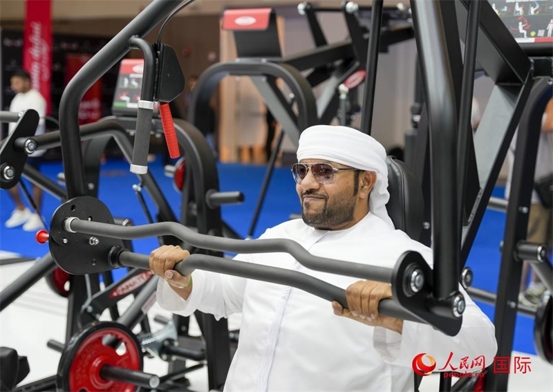 一名觀眾在體驗健身器材。人民網中東中心分社塔里克·易卜拉欣攝
