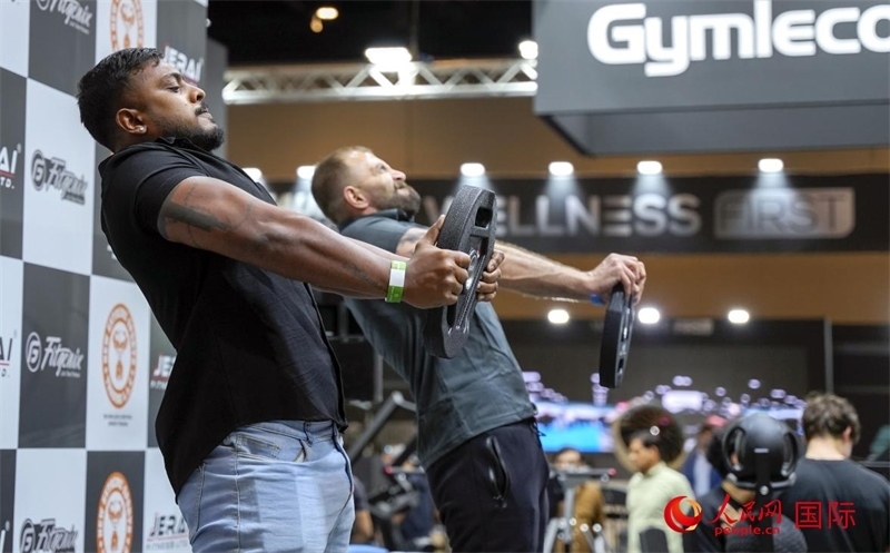 觀眾參加舉重物比賽。人民網中東中心分社塔里克·易卜拉欣攝