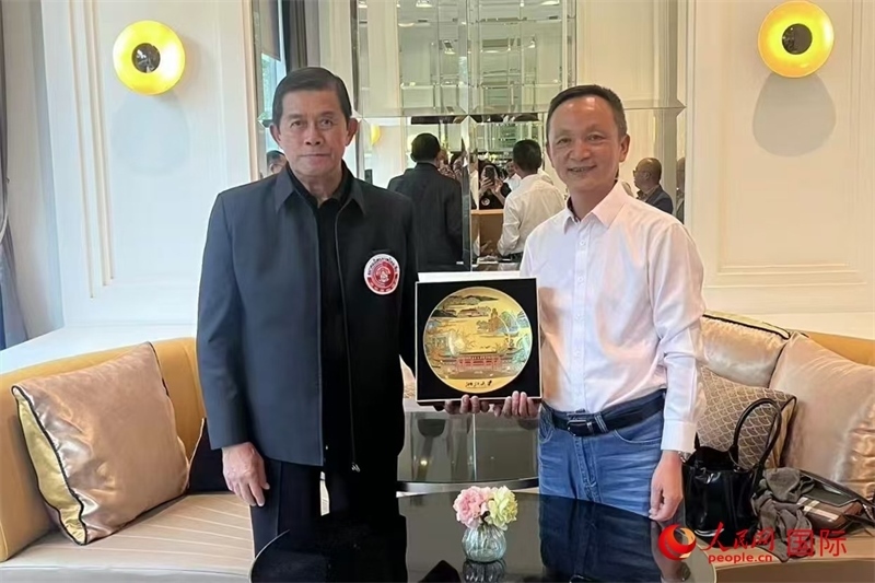 泰中友好協(xié)會會長、泰國前副總理功·塔帕朗西（左一）會見浙大團組一行。人民網(wǎng)記者 簡承淵攝