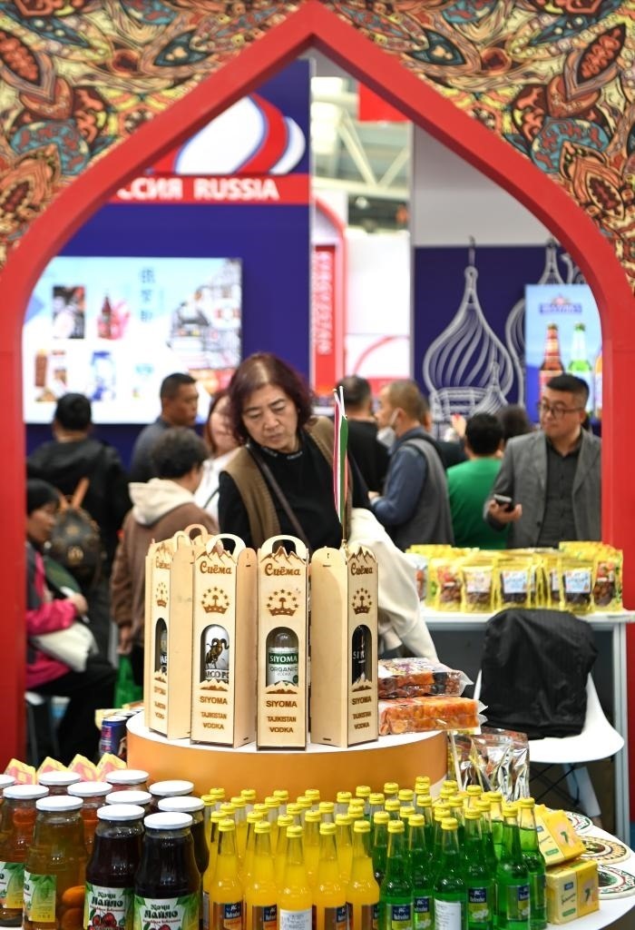 10月25日，觀眾在楊凌農(nóng)高會上合組織國家農(nóng)業(yè)展區(qū)了解農(nóng)產(chǎn)品。新華社記者 鄒競一 攝