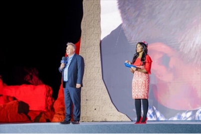 丹尼(左一)在“何以中國·五星出東方”網(wǎng)絡(luò)主題宣傳活動(dòng)現(xiàn)場(chǎng)演講。人民視頻供圖