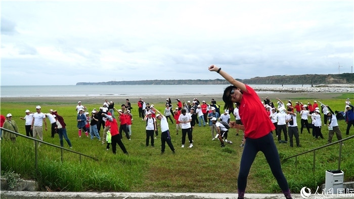 開(kāi)跑前的熱身運(yùn)動(dòng)。人民網(wǎng) 蔣曉辰攝