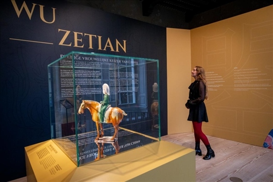 圖為觀眾在參觀“一代女皇武則天展”。（中華人民共和國駐荷蘭王國大使館供圖）