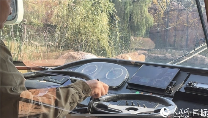 鄭州銀基動物王國水陸兩棲觀光車駕駛室。人民網(wǎng) 謝瑩攝