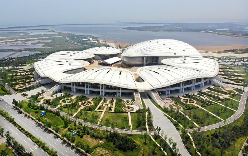 位于中國(guó)—上海合作組織地方經(jīng)貿(mào)合作示范區(qū)的青島·上合之珠國(guó)際博覽中心（2024年7月18日攝，無(wú)人機(jī)照片）。新華社記者李紫恒 攝