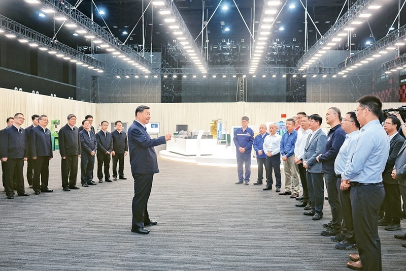 2024年10月17日至18日，中共中央總書(shū)記、國(guó)家主席、中央軍委主席習(xí)近平在安徽考察。這是17日下午，習(xí)近平在合肥濱湖科學(xué)城考察時(shí)，同現(xiàn)場(chǎng)科研人員和企業(yè)負(fù)責(zé)人親切交流。 新華社記者 鞠鵬/攝