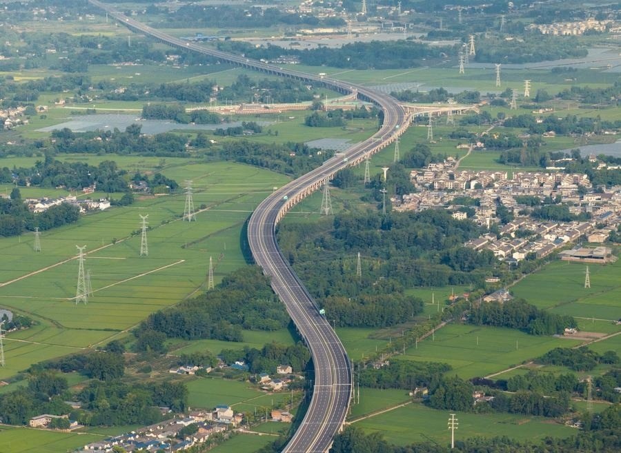 俯瞰四川天府新區(qū)至邛崍高速公路一角（2024年7月2日攝，無(wú)人機(jī)照片）。新華社記者 江宏景 攝