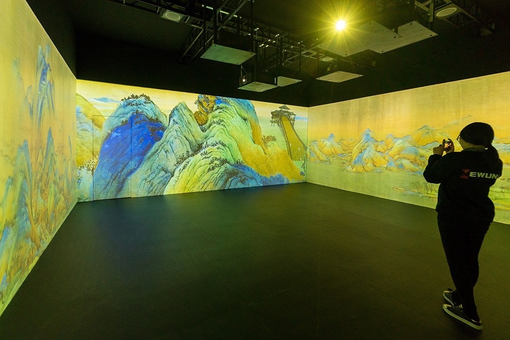 2019年1月29日，上海，市民在“千里江山圖科技藝術(shù)展”上參觀北宋名畫《千里江山圖》的AR全景展示并打卡拍照。