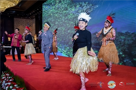 山東濟(jì)寧職業(yè)技術(shù)學(xué)校印尼巴布亞留學(xué)生演唱與大使一起演唱巴布亞傳統(tǒng)歌曲。印尼駐華大使館供圖