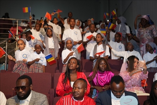 現(xiàn)場(chǎng)觀眾與決賽選手熱情互動(dòng)。中國(guó)石油非洲公司供圖