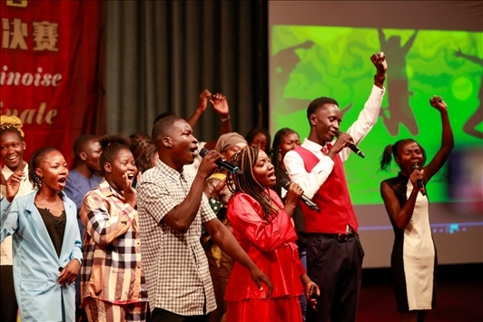孔子學(xué)院的同學(xué)們演唱中文歌曲《明天會(huì)更好》。中國(guó)石油非洲公司供圖