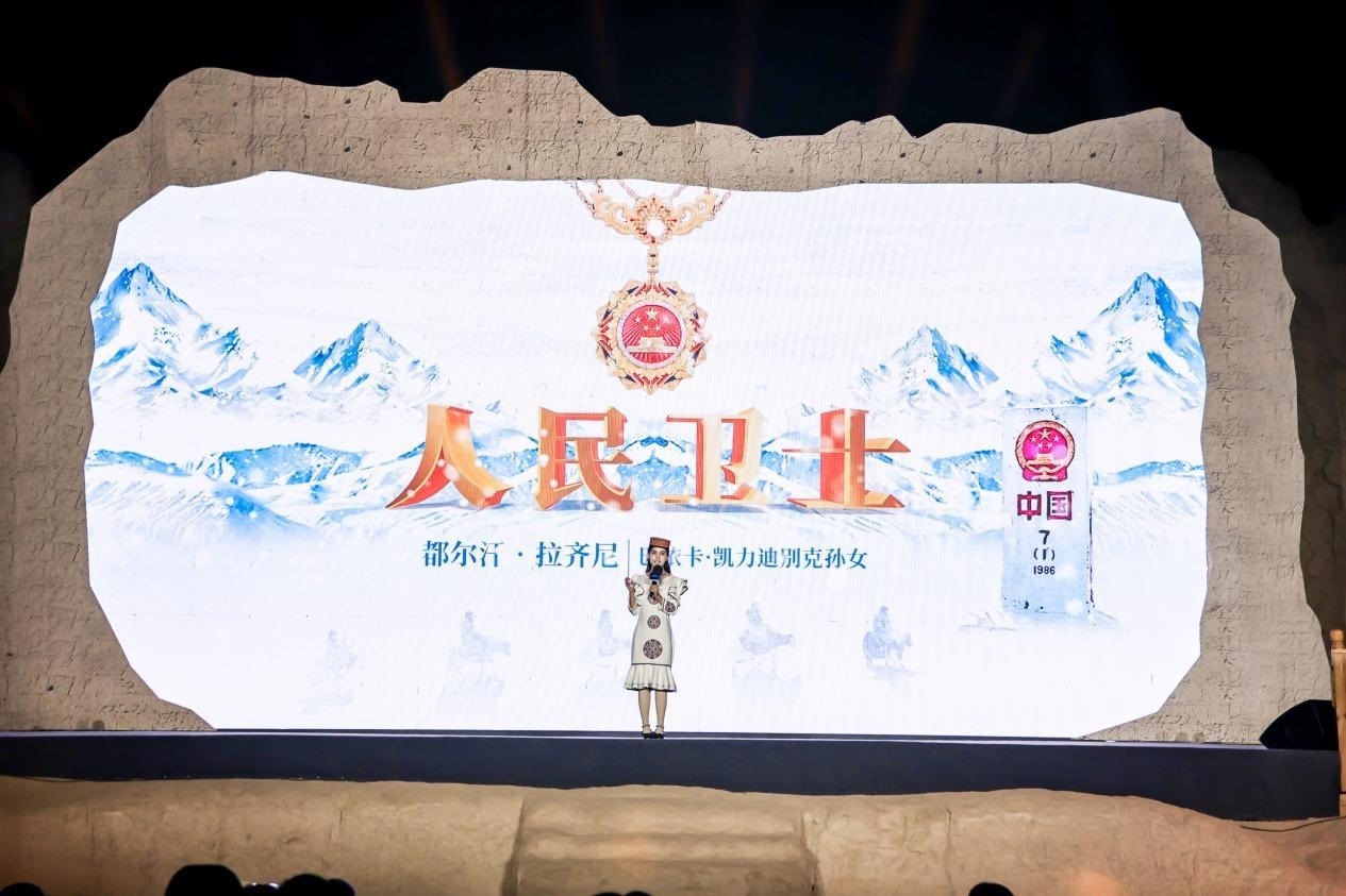 都爾汗·拉齊尼在“何以中國(guó)·五星出東方”網(wǎng)絡(luò)主題宣傳活動(dòng)現(xiàn)場(chǎng)演講。人民視頻供圖