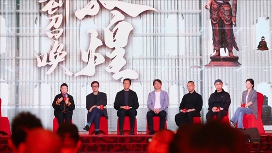 《受到召喚·敦煌》眾主創(chuàng)現(xiàn)場分享創(chuàng)作故事。主辦方供圖