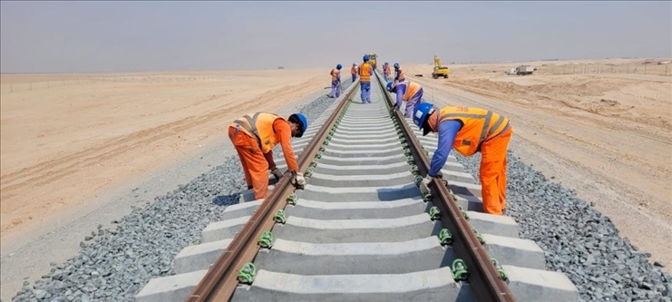 阿提哈德鐵路二期A標(biāo)項(xiàng)目施工中。中建中東供圖