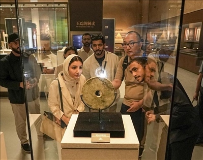 阿聯(lián)酋青年在良渚文化博物院參觀。中國(guó)銀行供圖