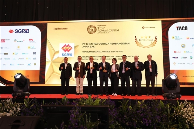 國(guó)能印尼爪哇發(fā)電公司董事長(zhǎng)趙志剛（左四）與其他獲獎(jiǎng)?wù)吆嫌?。?guó)能印尼爪哇發(fā)電公司供圖