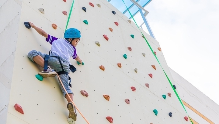 浙江臺(tái)州，正在學(xué)習(xí)攀巖課程的小學(xué)生