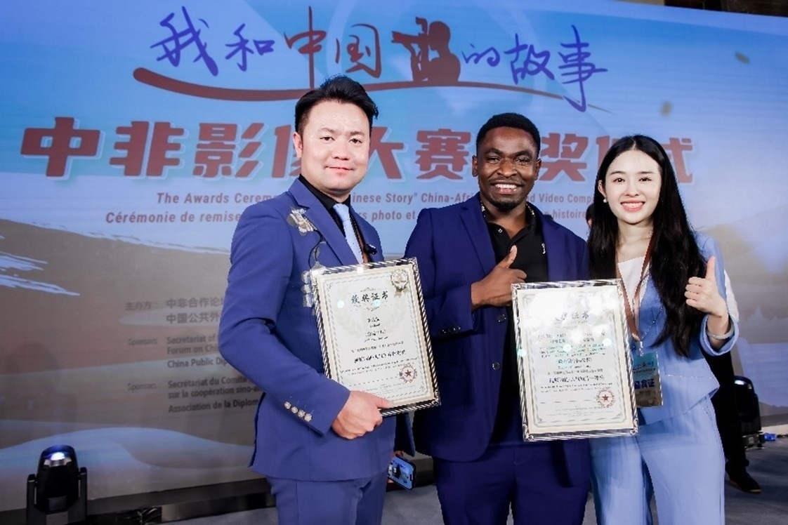 王曉樂（中）與其他嘉賓合影。主辦方供圖