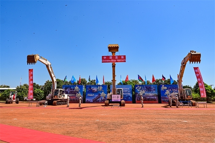 工程機(jī)械特技展示。王軍杰攝