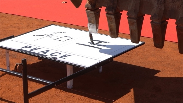 工程機(jī)械表演寫書法。王皓宇攝