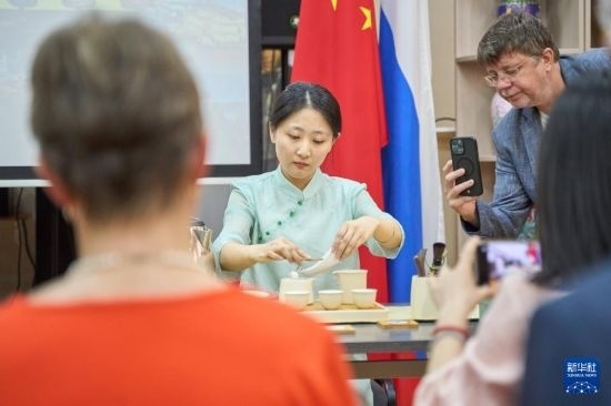 這是11月2日在俄羅斯符拉迪沃斯托克的活動現場拍攝的茶藝表演。新華社發(fā)（郭飛洲攝）