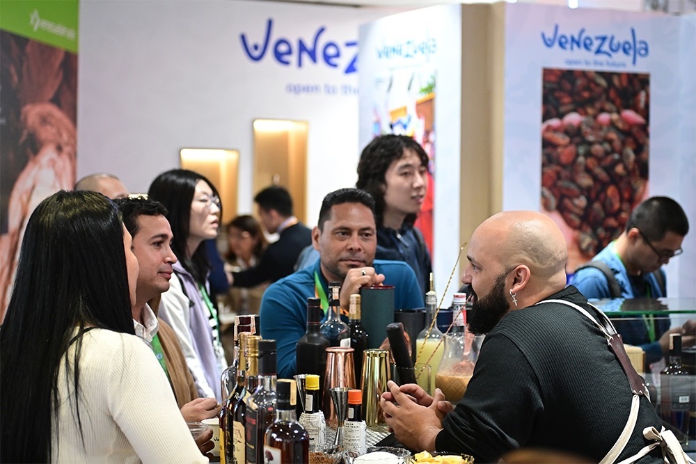 2023年11月9日，上海，觀眾在進博會委內(nèi)瑞拉館參觀、交流、洽談。