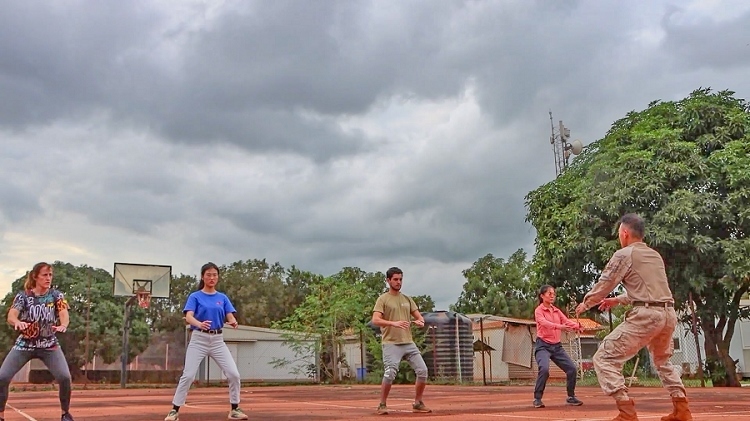 認(rèn)真學(xué)習(xí)動(dòng)作。孫亞斌 攝