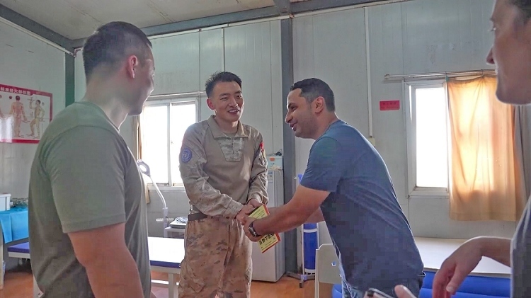 外國友人致謝。王軍杰攝