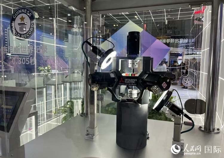 三菱電機(jī)開(kāi)發(fā)的魔方機(jī)器人是吉尼斯世界紀(jì)錄保持者。人民網(wǎng)記者 陳思攝