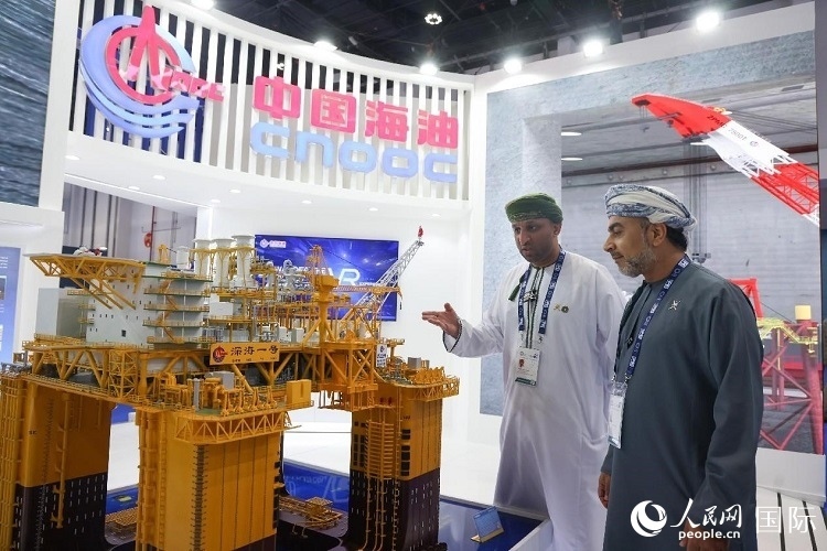 觀眾在中國(guó)海油展臺(tái)參觀。人民網(wǎng)記者 任皓宇攝