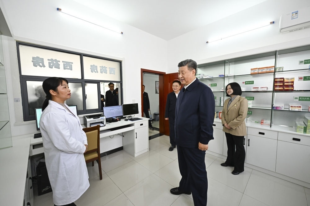 2024年11月5日，習(xí)近平在湖北省咸寧市嘉魚(yú)縣潘家灣鎮(zhèn)四邑村衛(wèi)生室考察。習(xí)近平指出：“要進(jìn)一步加強(qiáng)黨建引領(lǐng)，抓住‘一老一小’這個(gè)重點(diǎn)，更加精準(zhǔn)有效地為群眾排憂解難?！? width=