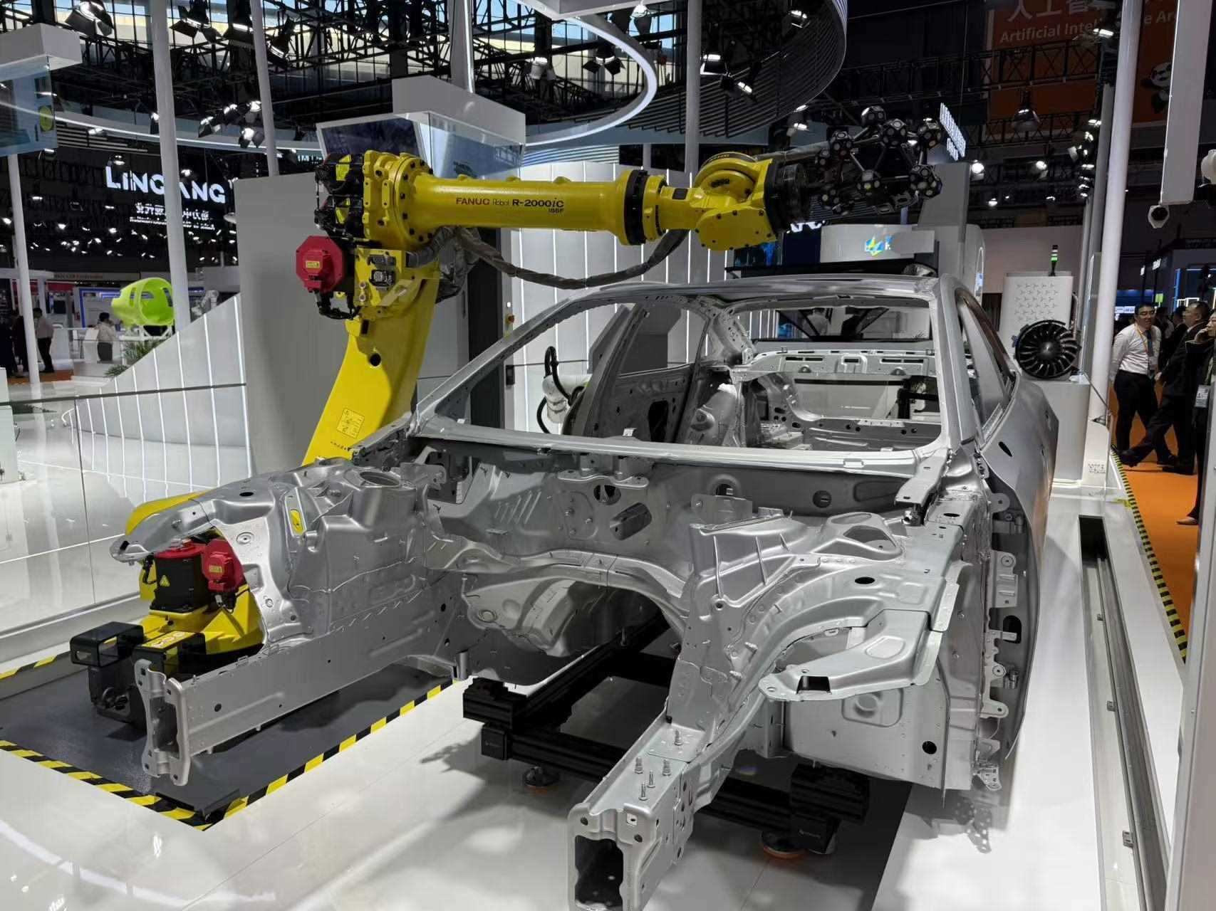 在汽車制造展區(qū)，高精度智能檢測裝備正在模擬檢測汽車車身。人民網(wǎng)記者 王仁宏攝