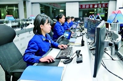  廣東省廣州市消防救援支隊(duì)指揮中心的接警調(diào)度員24小時(shí)待命。圖片由國(guó)家消防救援局提供