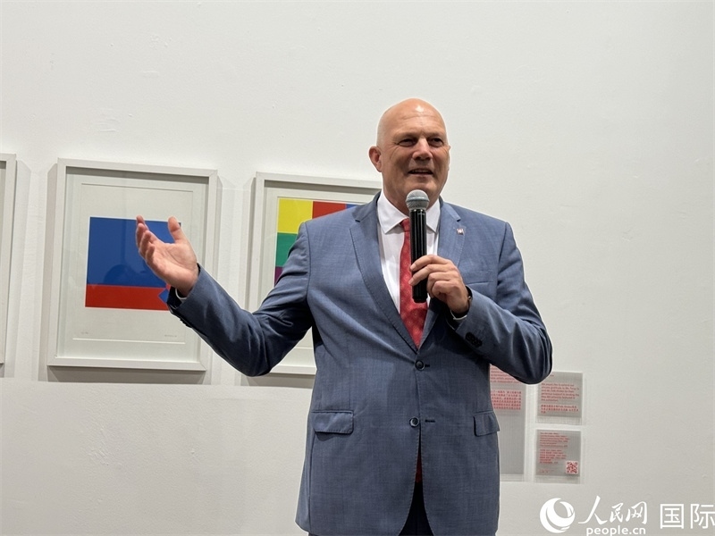 11月8日，瑞士駐華大使白瑞誼在“瑞士經(jīng)典設(shè)計展”開幕式上發(fā)表致辭。（人民網(wǎng) 謝瑩攝）