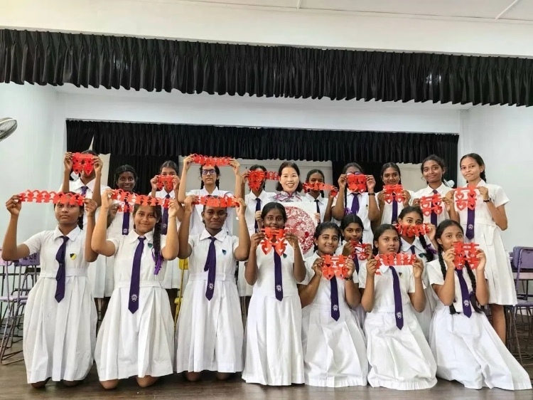 斯里蘭卡學(xué)生展示剪紙作品。圖片由主辦方提供