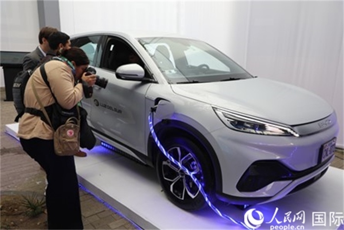 圖為秘魯媒體記者正在拍攝現(xiàn)場展出的比亞迪電動汽車。 人民網(wǎng)記者姜波攝