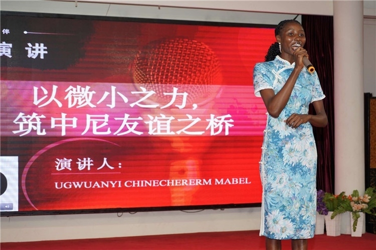 選手張佳寧演講中。尼日利亞中國文化中心供圖