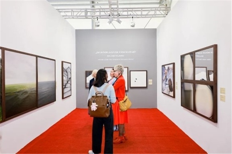 “我內(nèi)心的那個空從哪里來？從波濤、云朵和勇氣”西岸藝博會展覽現(xiàn)場 圖片由主辦方提供