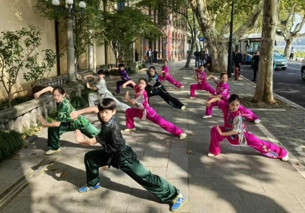 杭州市陳經(jīng)綸體校武術(shù)隊學(xué)生們展示中華武術(shù)。 人民網(wǎng)記者 楊磊攝