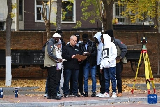 在天津鐵道職業(yè)技術(shù)學(xué)院，老師指導(dǎo)幾內(nèi)亞學(xué)員使用測距儀器（11月11日攝）。新華社記者 李然 攝