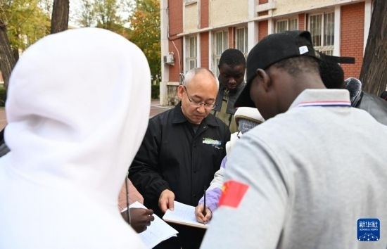 在天津鐵道職業(yè)技術(shù)學(xué)院，老師指導(dǎo)幾內(nèi)亞學(xué)員使用測距儀器（11月11日攝）。新華社記者 李然 攝