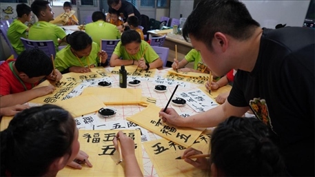 書(shū)法教學(xué)。主辦方供圖